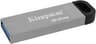 Memoria USB 3.2 Marca Kingston Modelo Flashdrive DataTraveler Kyson Capacidad De 64GB De Metal Sin Tapadera Transferencia De Hasta 200MB/s